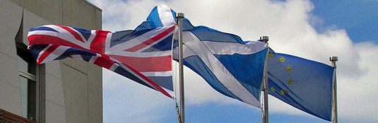 Banner vor dem schottischen Parlament (LDamskis)