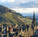 Edinburgh Stadtsilhouette gegen Arthur's Seat (Bild: Saskia van de Nieuwenhoff/flickr, bearb MSchmidt)